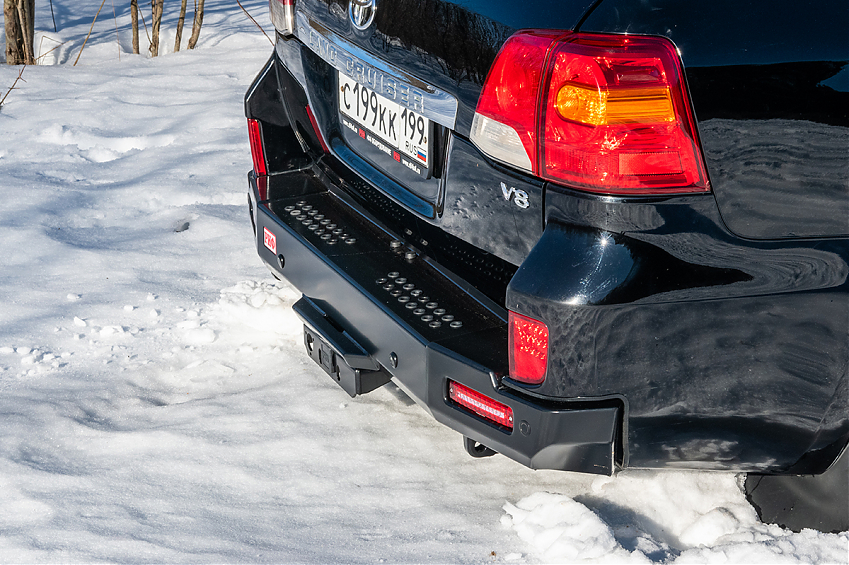 Бампер РИФ силовой задний Toyota Land Cruiser 200 2012-2015 с квадратом под фаркоп и фонарями, стандарт