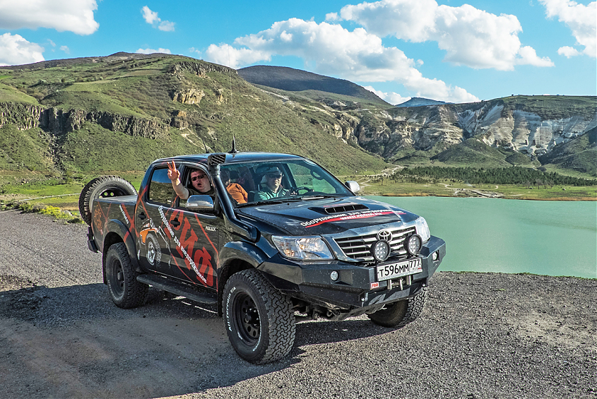 Бампер передний силовой Toyota Hilux 2012-2014 с доп. фарами и защитой бачка омывателя