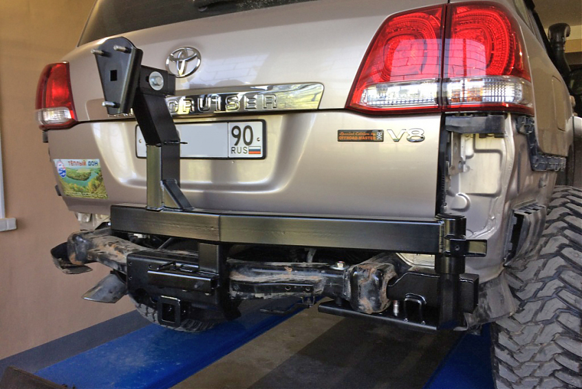 Калитка РИФ с квадратом под фаркоп в штатный задний бампер Toyota Land Cruiser 200