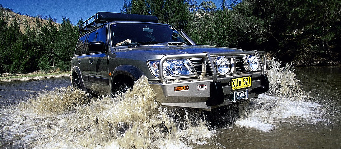 Бампер передний силовой Deluxe для Nissan Patrol Y61 до 10/2004 года. Бампер передний силовой Deluxe для Nissan Patrol Y61 до 10/2004 года.