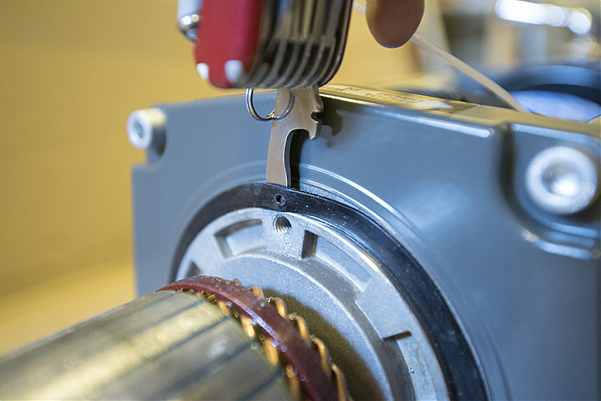 Лебедка автомобильная электрическая 12V CM12000S с синтетическим тросом