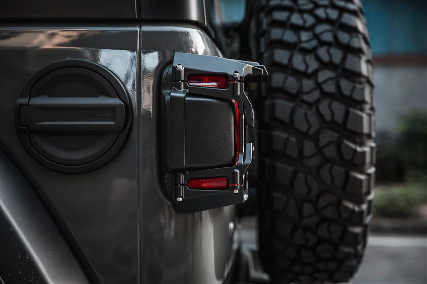 Алюминиевая защита заднего фонаря FURY серии Awaken для Jeep Wrangler JL (Чёрная)