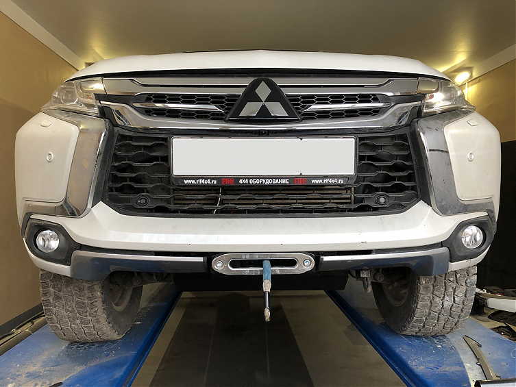 Площадка РИФ под лебёдку c защитой радиатора в штатный бампер Mitsubishi Pajero Sport 2015+ дизель