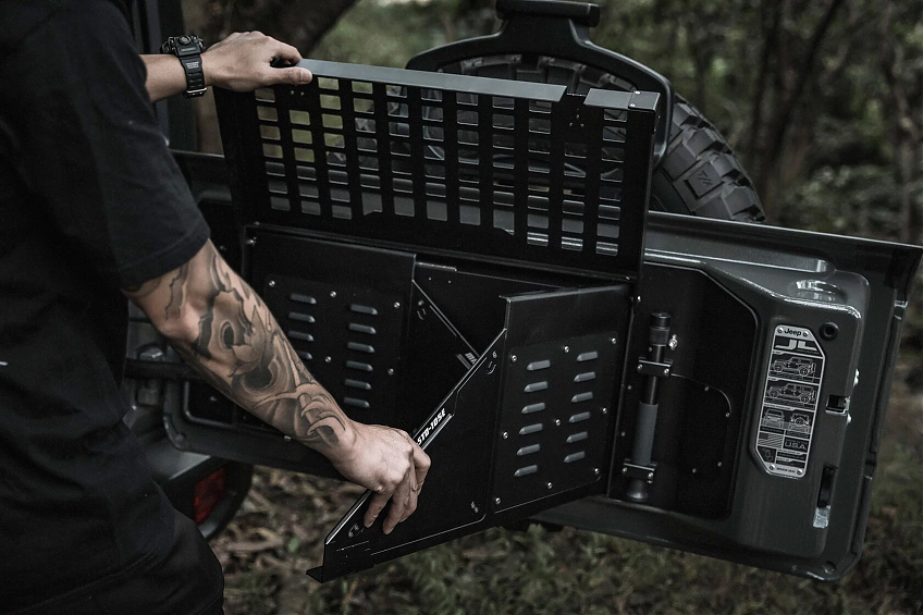 Многофункциональная платформа (столик) FURY для задней двери Jeep Wrangler JL