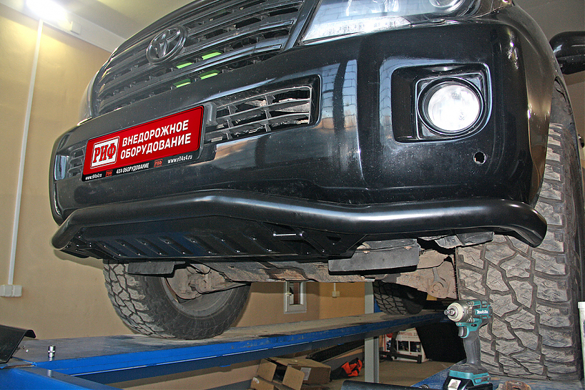 Бампер РИФ силовой передний Toyota Land Cruiser 200 2007-2015 c защитой радиатора