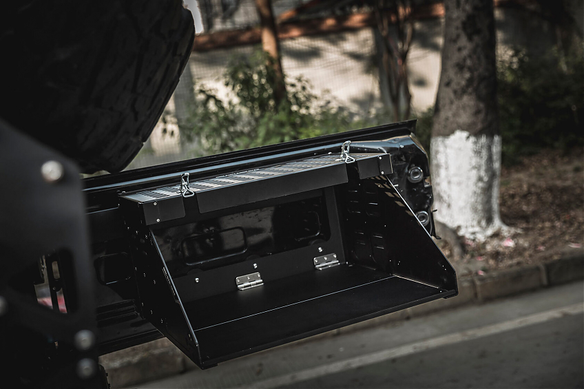 Многофункциональная платформа (столик) FURY для задней двери Jeep Wrangler JL