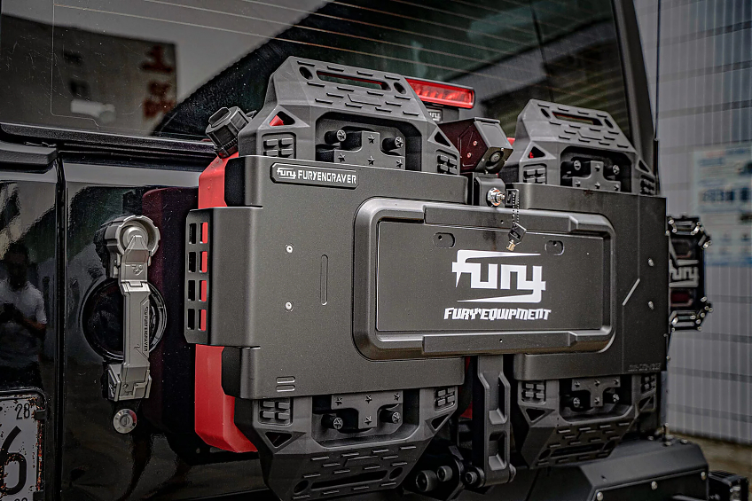 Интегрированная система FURY для крепления оборудования к задней двери Jeep Wrangler JL