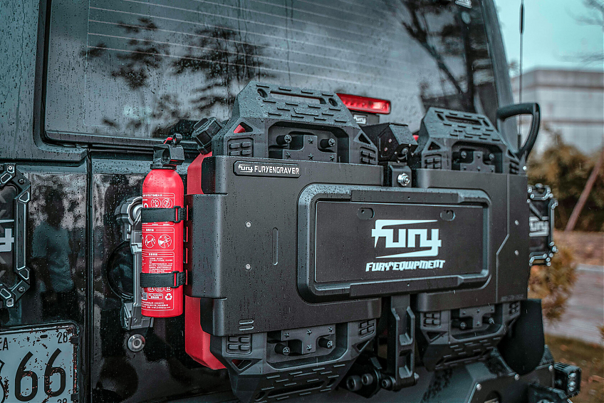 Интегрированная система FURY для крепления оборудования к задней двери Jeep Wrangler JL