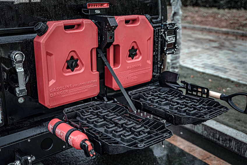 Интегрированная система FURY для крепления оборудования к задней двери Jeep Wrangler JL