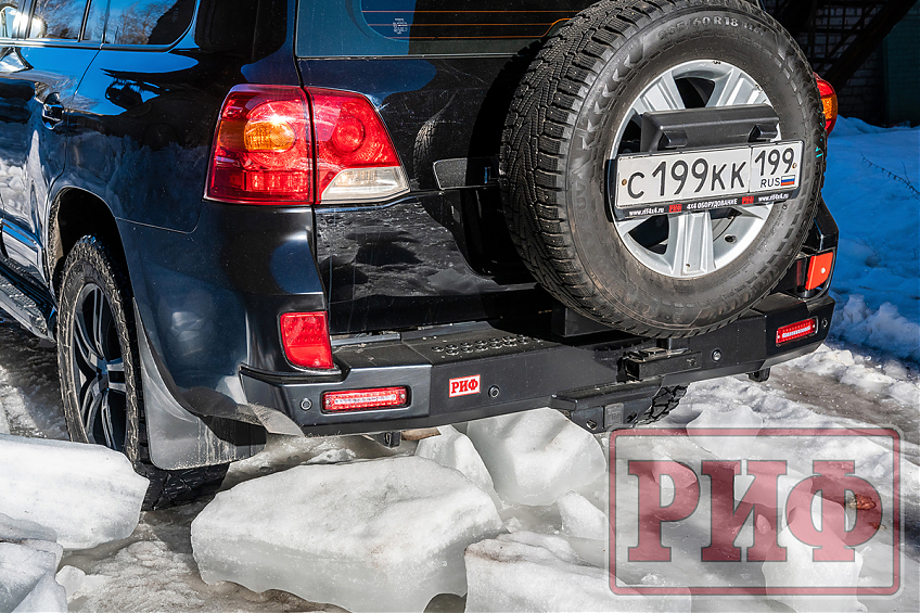 Бампер РИФ силовой задний Toyota Land Cruiser 200 2012-2015 с квадратом под фаркоп, калиткой, фонарями, подсветкой номера
