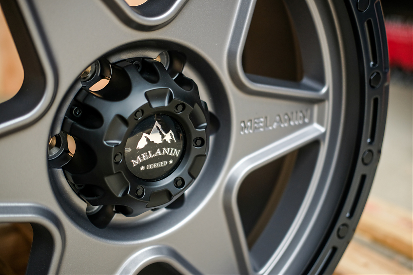 Литые диски Melanin Off Road Wheels 6360 r18x8.5 6x139,7 ET+10 ЦО 106.1 Черный + серый