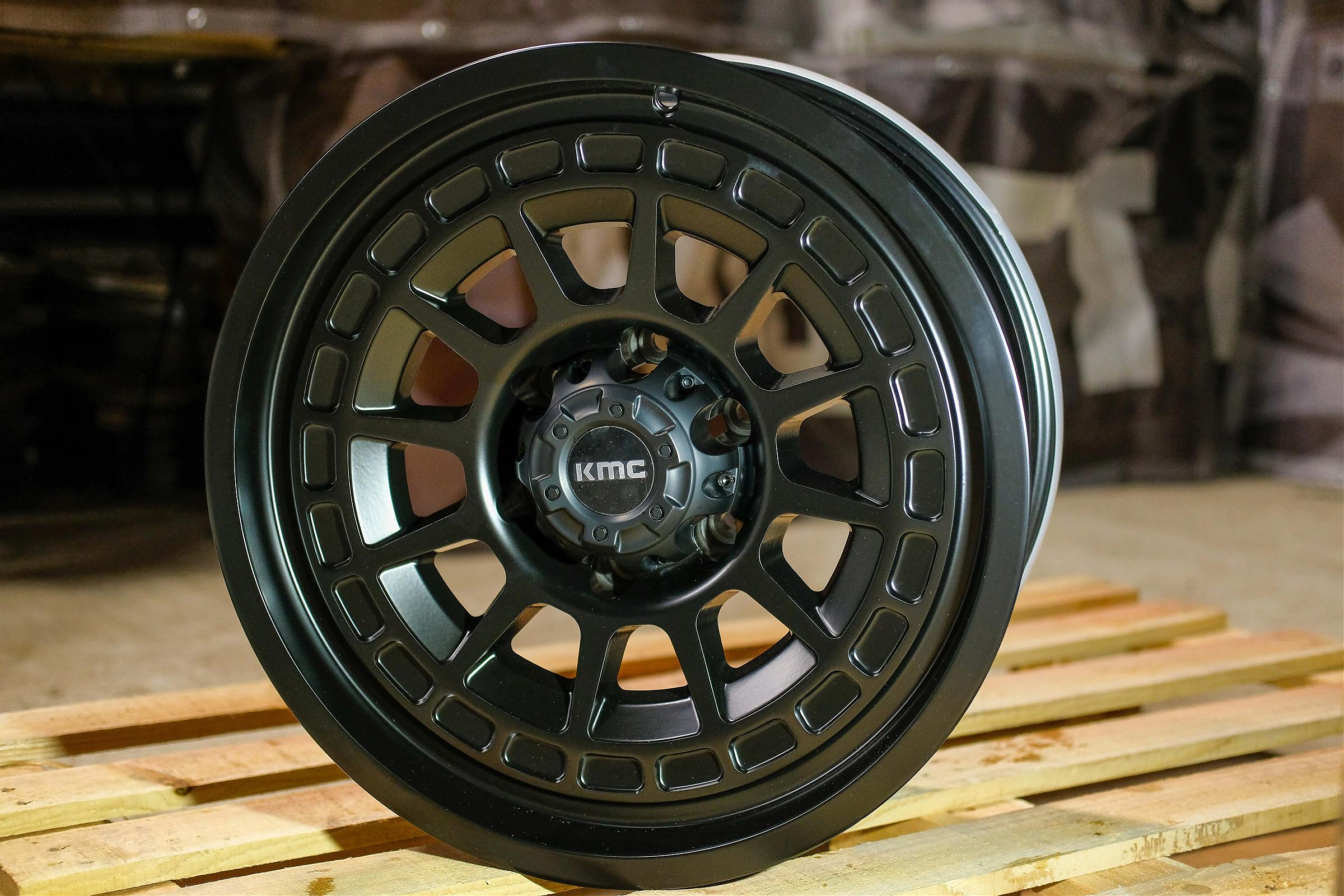 ДИСК АВТОМОБИЛЬНЫЙ АЛЮМИНИЕВЫЙ ЛИТОЙ KMC CANYON (Реплика) 18х9 ET-0 6X139.7 ЦО-110,1