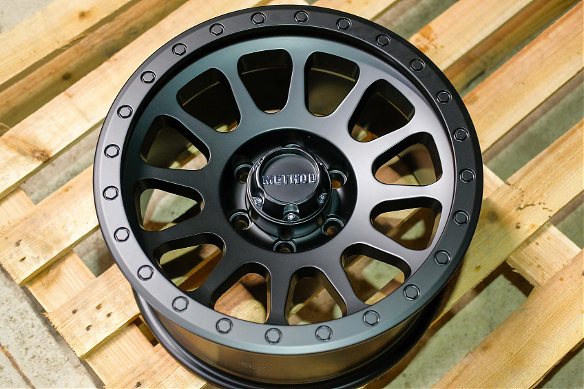 ДИСК АВТОМОБИЛЬНЫЙ АЛЮМИНИЕВЫЙ ЛИТОЙ  METHOD MR305 (Реплика) 17х9 ET-0 6X139.7 ЦО-110,1