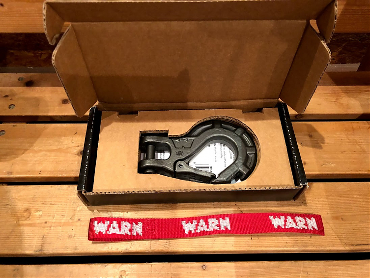 крюк для автомобильной лебедки Warn 3/8 EPIC PREMIUM с открывашкой для напитков