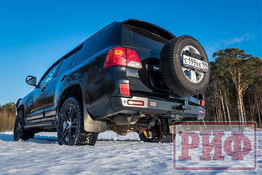 Бампер РИФ силовой задний Toyota Land Cruiser 200 2012-2015 с квадратом под фаркоп, калиткой, фонарями, подсветкой номера