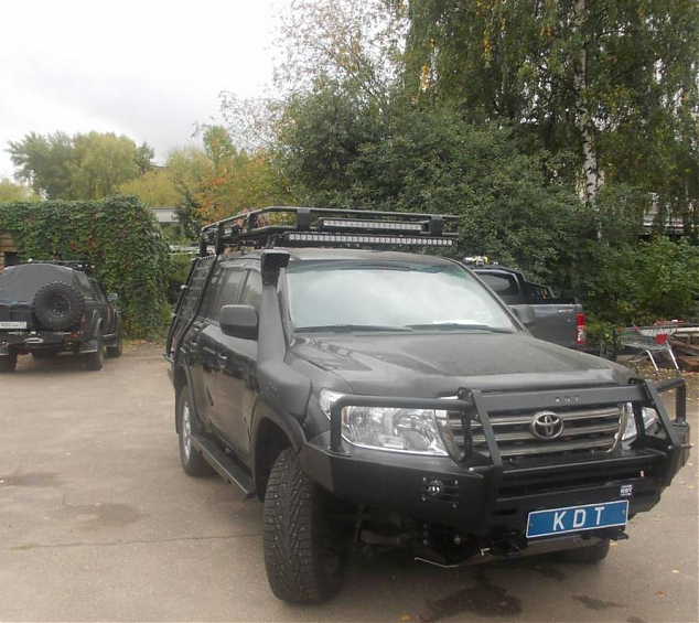 Передний силовой бампер II поколения для Toyota Land Cruiser 200.