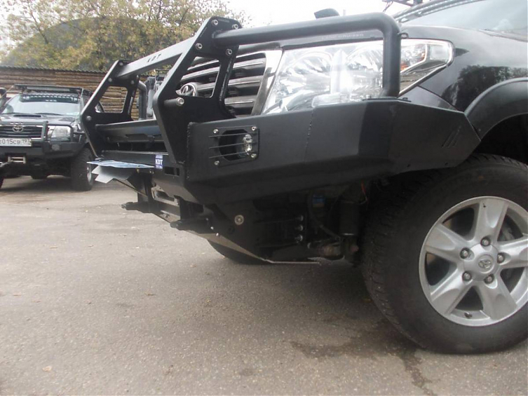 Передний силовой бампер II поколения для Toyota Land Cruiser 200.